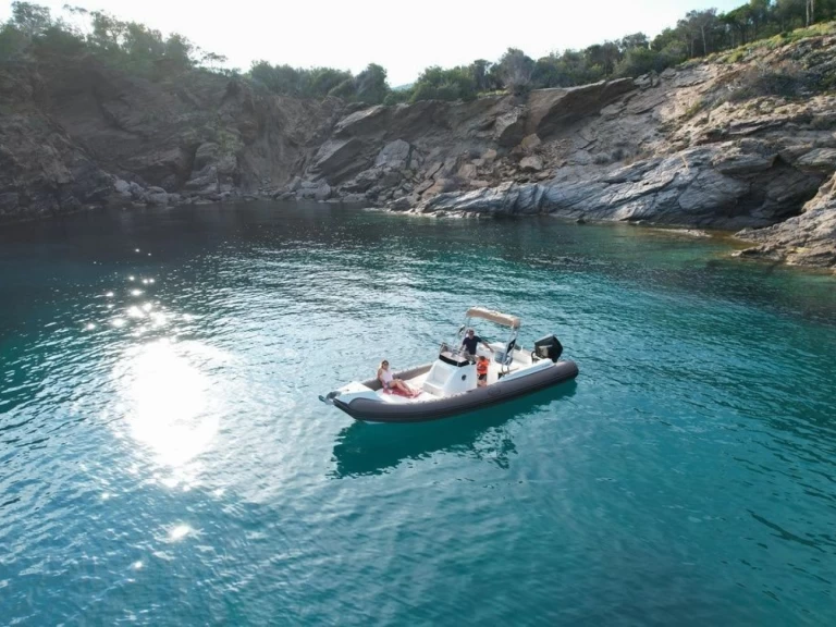 Łódż półsztywna do wynajmu w Cavalaire-sur-Mer w najlepszej cenie