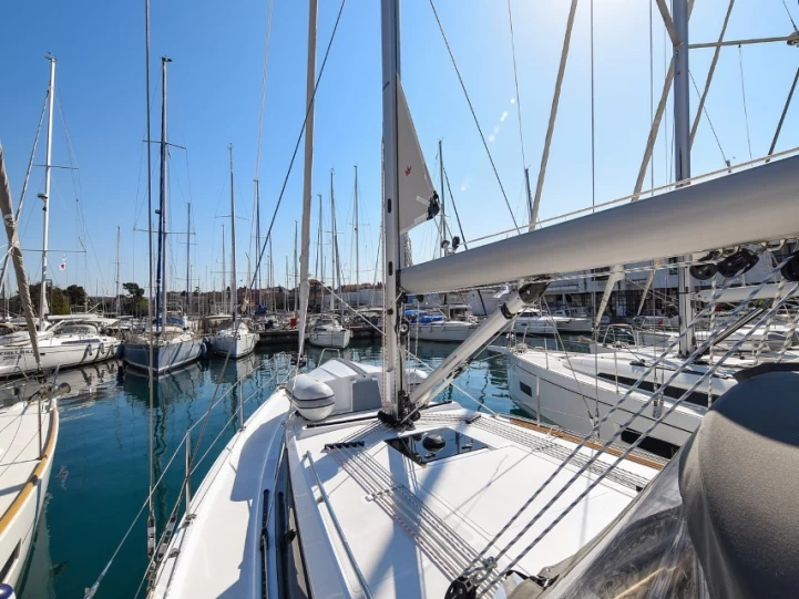 Bavaria Bavaria C38 między profesjonalistami a osobami prywatnymi w Zadar