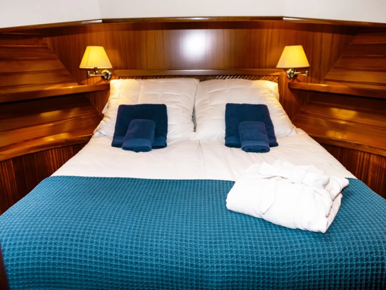 Wynajem Barka Menorquin-Yachts z patentem 