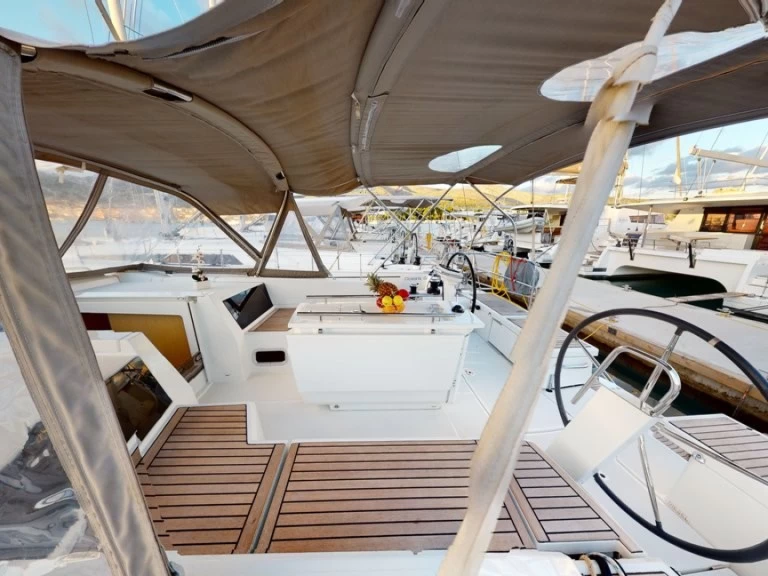 Wynajem Żaglowiec Bénéteau z patentem 