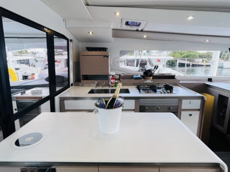 Wynajem Katamaran Fountaine Pajot z patentem 