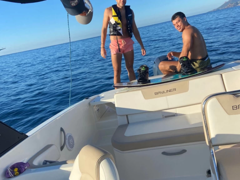 Wynajem Motorówka Bayliner z patentem 