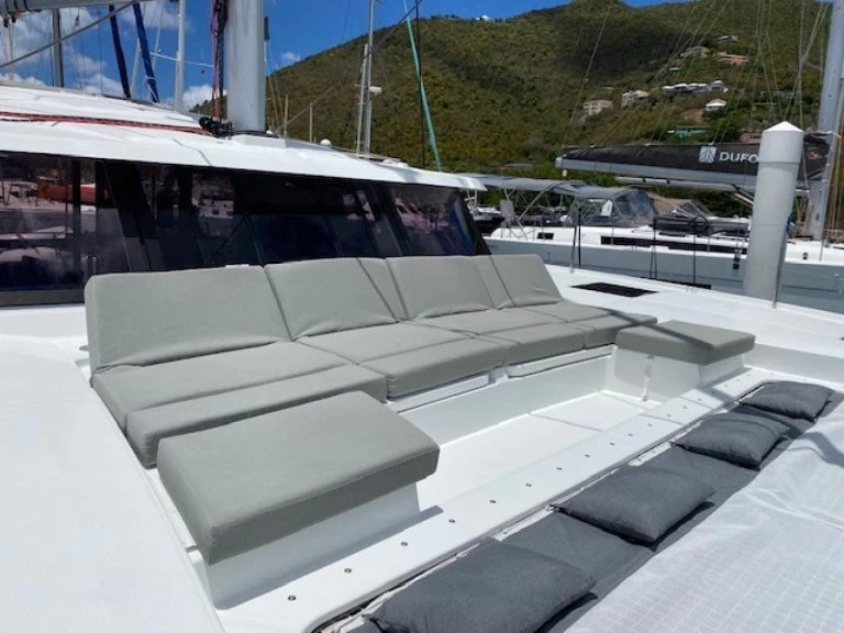 Fountaine Pajot Astrea 42 między profesjonalistami a osobami prywatnymi w Annapolis