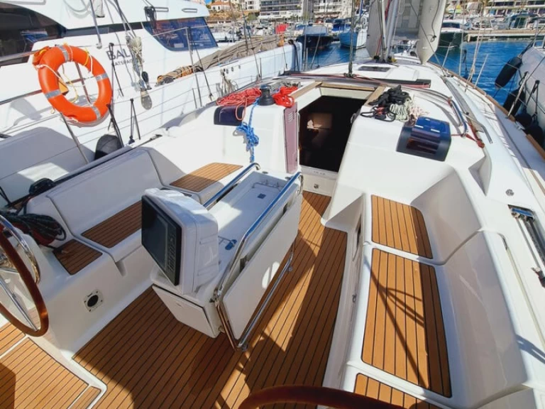 Jeanneau Sun Odyssey 449 między profesjonalistami a osobami prywatnymi w Sant Antoni de Portmany