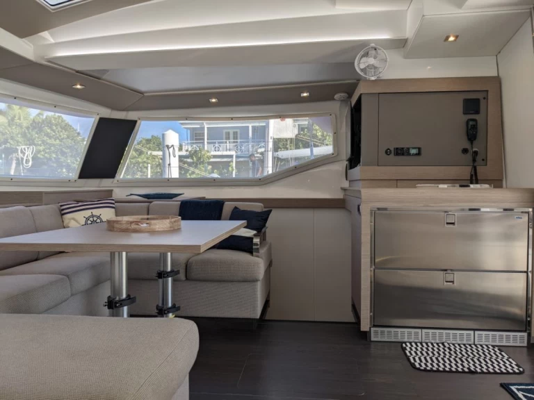 Wynajem Katamaran Fountaine Pajot z patentem 