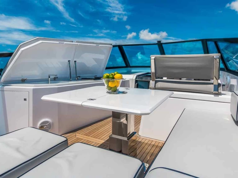EVO Yachts R4 między profesjonalistami a osobami prywatnymi w Bonifacio