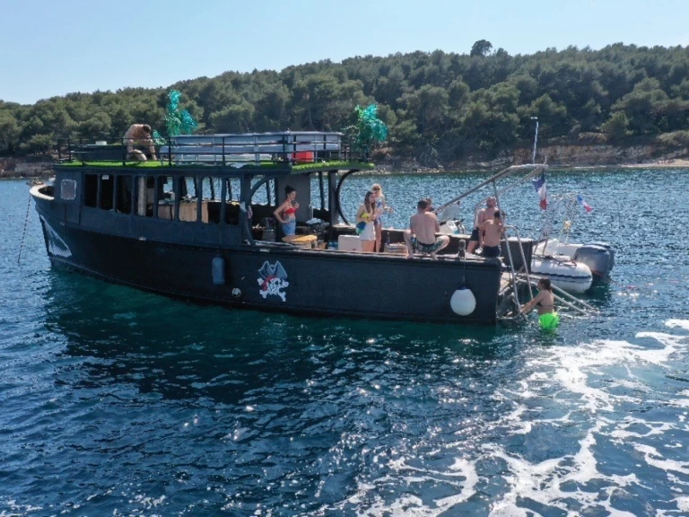 Custom Made Bateau Pirate między profesjonalistami a osobami prywatnymi w Cannes