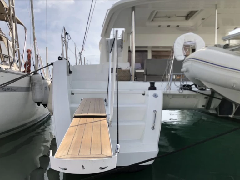 Wynajmij Katamaran z lub bez skippera Lagoon w Alimos