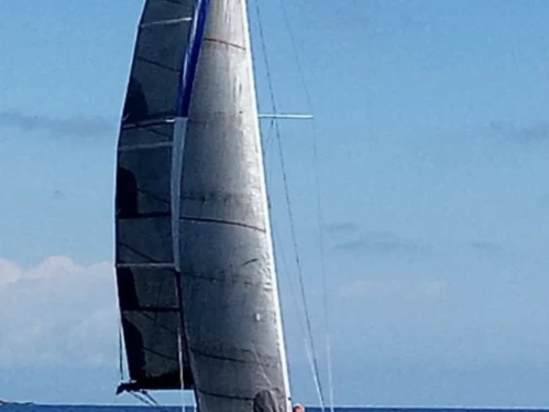 Wynajem Żaglowiec Bénéteau z patentem 