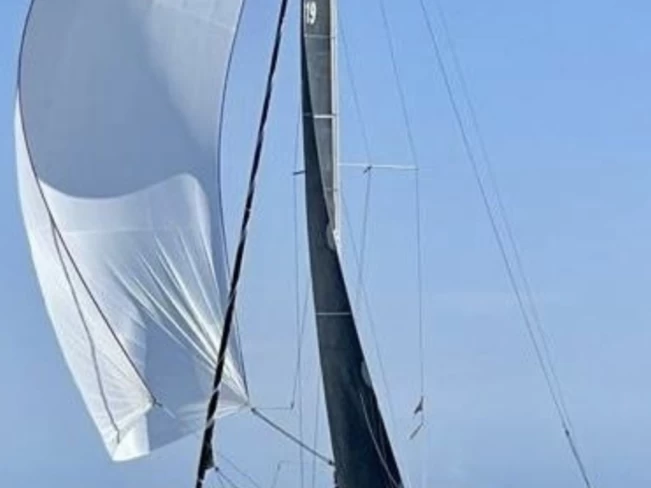 Wynajem Żaglowiec Bénéteau z patentem 
