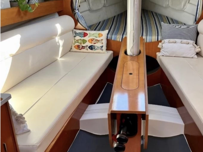 Bénéteau First 27.7 między profesjonalistami a osobami prywatnymi w Antibes