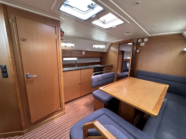 Bavaria Cruiser 40 między profesjonalistami a osobami prywatnymi w Preveza