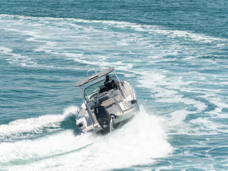 Wynajem Motorówka Axopar z patentem 