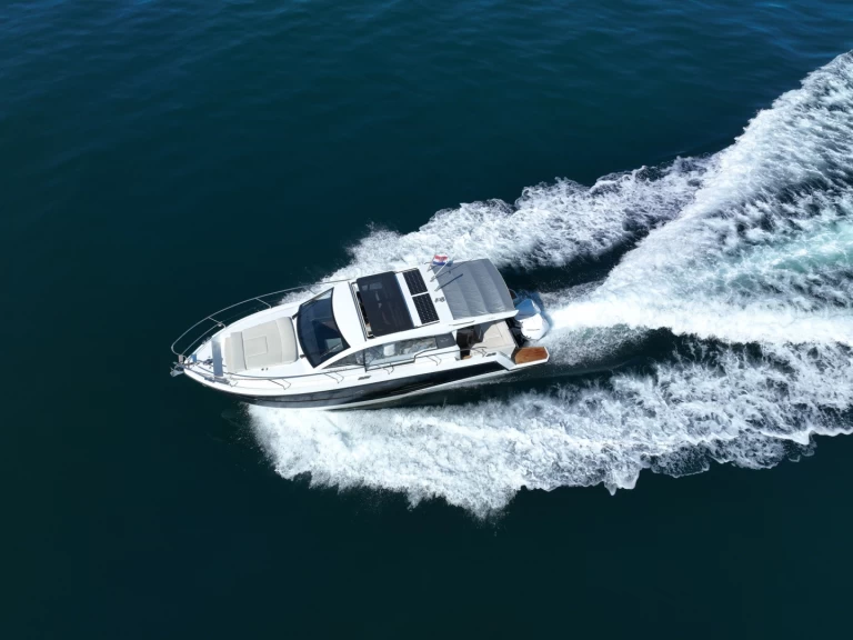 Wynajem łodzi Kaštela tanio Sealine C335V