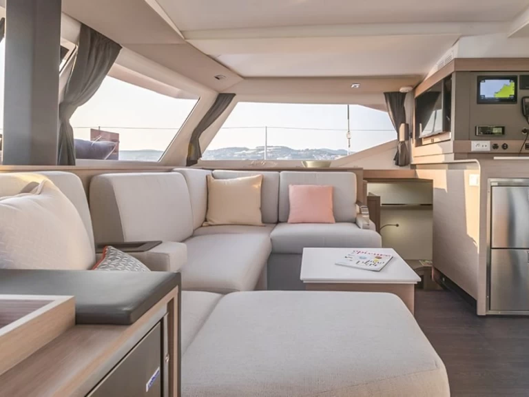 Fountaine Pajot Isla 40 między profesjonalistami a osobami prywatnymi w Jolly Harbour
