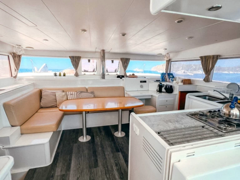 Wynajmij Katamaran z lub bez skippera Lagoon w Es Jondal