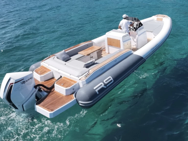 Renier Renier R9 Tourer między profesjonalistami a osobami prywatnymi w Port du Lavandou