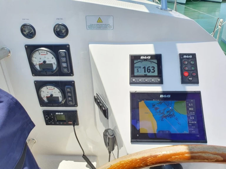 Wynajem Katamaran Island Spirit Yachts z patentem 