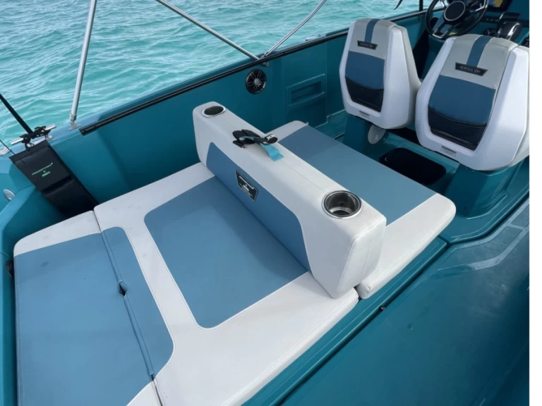 Wynajem Motorówka Axopar z patentem 