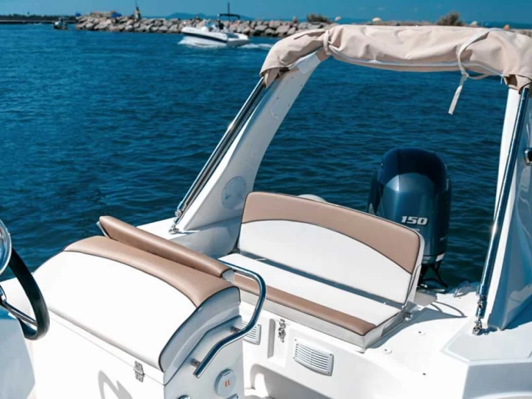 Łódż półsztywna do wynajmu w Roses w najlepszej cenie