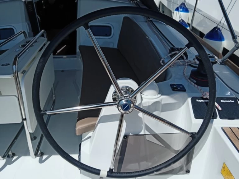 Wynajem Żaglowiec Jeanneau z patentem 