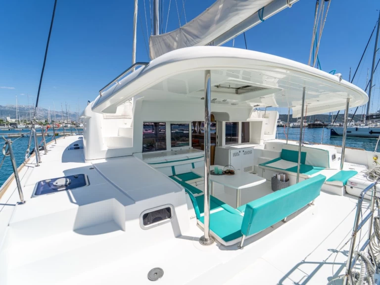 Wynajem Katamaran Lagoon z patentem 