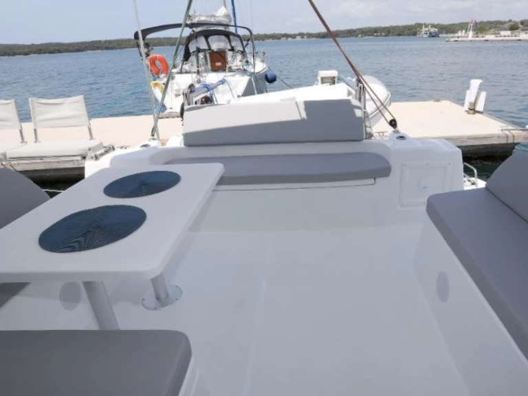 Wynajmij Excess Excess 11 w Pula