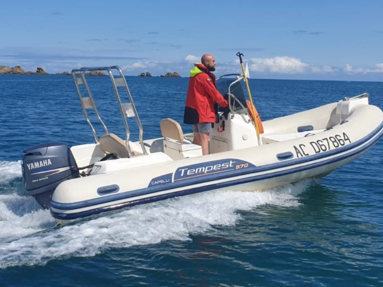 Łódż półsztywna do wynajmu w Saint-Malo w najlepszej cenie