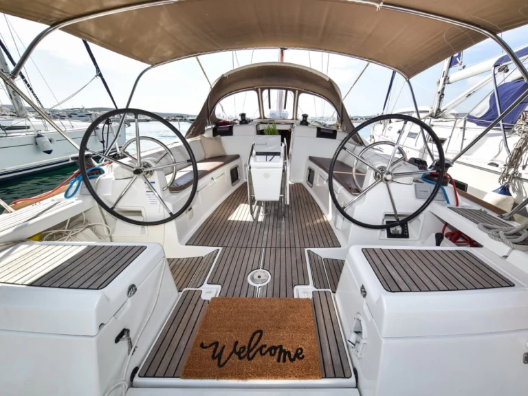 Wynajem Żaglowiec Jeanneau z patentem 