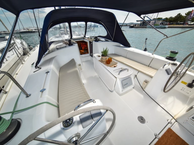 Wynajem Żaglowiec Bénéteau z patentem 