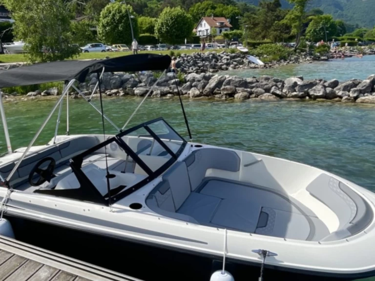 Wynajmij Bayliner M17 w Aix-les-Bains
