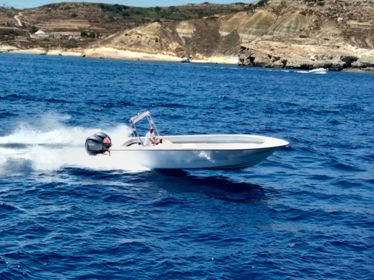 Wynajem Motorówka Crown z patentem 