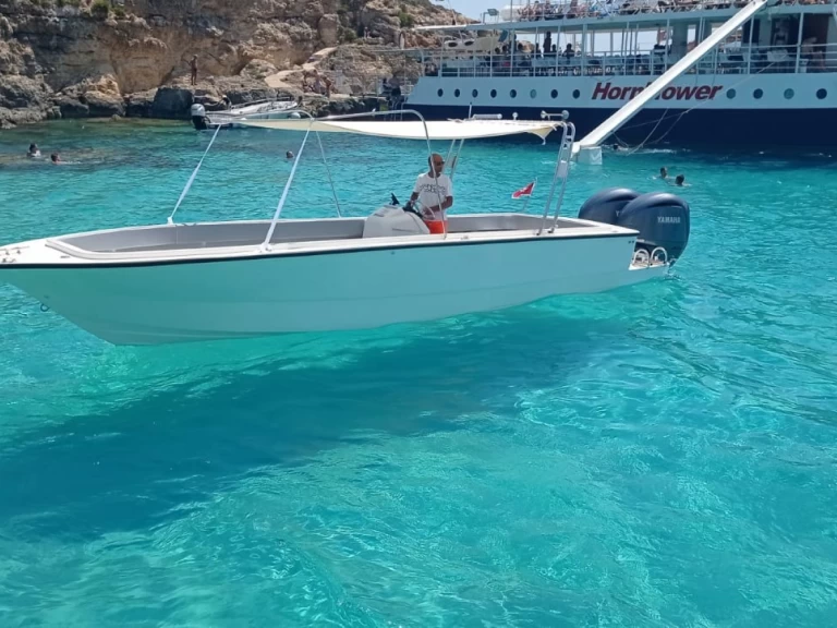 Crown Coronet między profesjonalistami a osobami prywatnymi w Xemxija