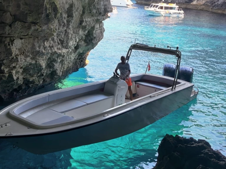 Wynajem Motorówka w Xemxija - Crown Coronet