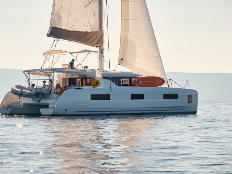 Wynajmij Katamaran z lub bez skippera Lagoon w Trogir