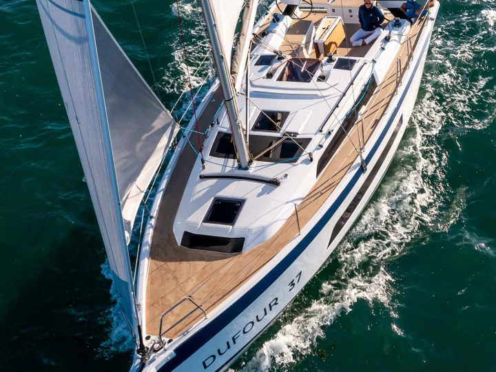 Wynajmij Dufour Dufour 37 w Blue Lagoon Marina