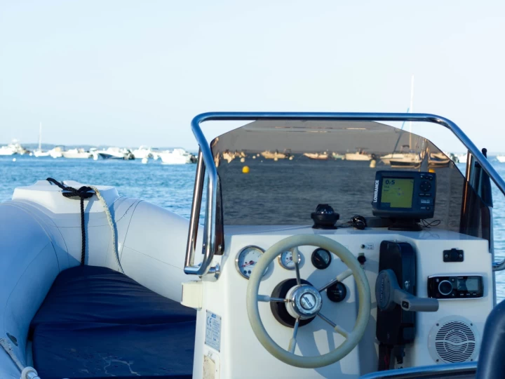 Wynajem Łódż półsztywna Joker Boat z patentem 