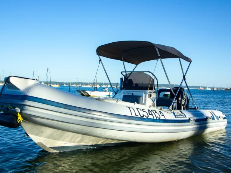 Joker Boat Clubman 19 między profesjonalistami a osobami prywatnymi w Arcachon