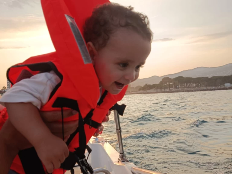 Four Winns Sundowner 285 między profesjonalistami a osobami prywatnymi w Cannes