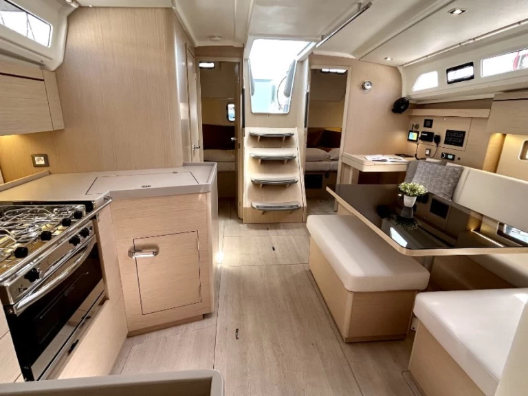 Wynajem Żaglowiec Bénéteau z patentem 