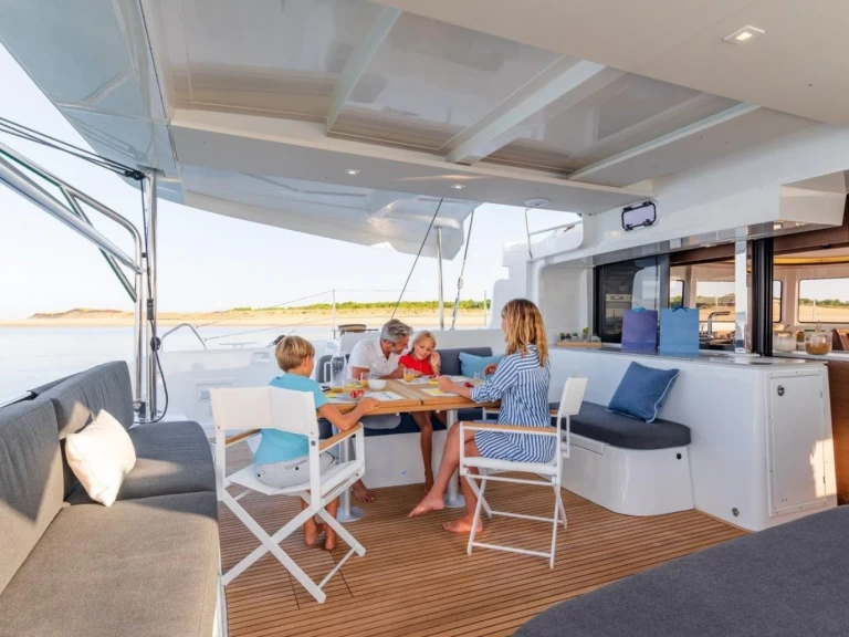 Lagoon Lagoon 46 między profesjonalistami a osobami prywatnymi w Road Town