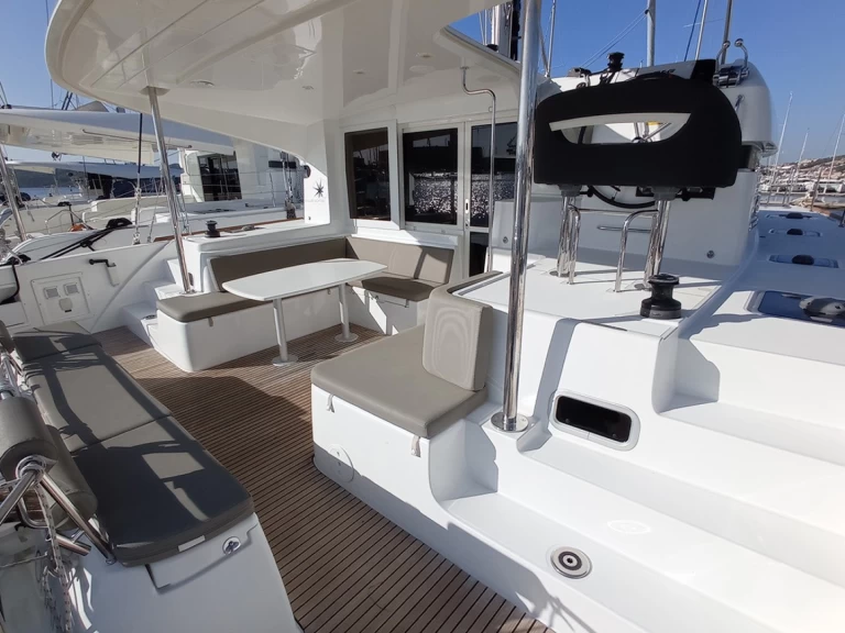 Lagoon Lagoon 40 między profesjonalistami a osobami prywatnymi w Donji Seget