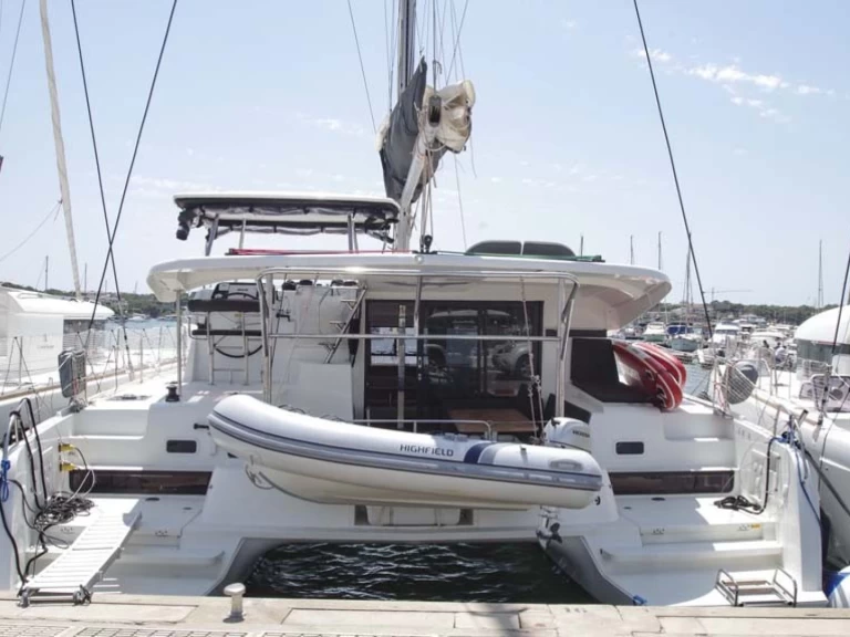 Lagoon Lagoon 42 między profesjonalistami a osobami prywatnymi w Portocolom