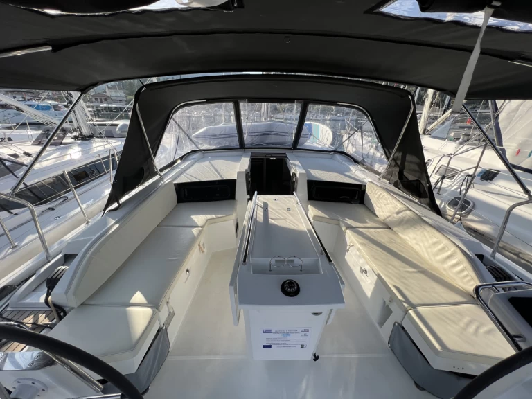 Wynajem Żaglowiec Bénéteau z patentem 