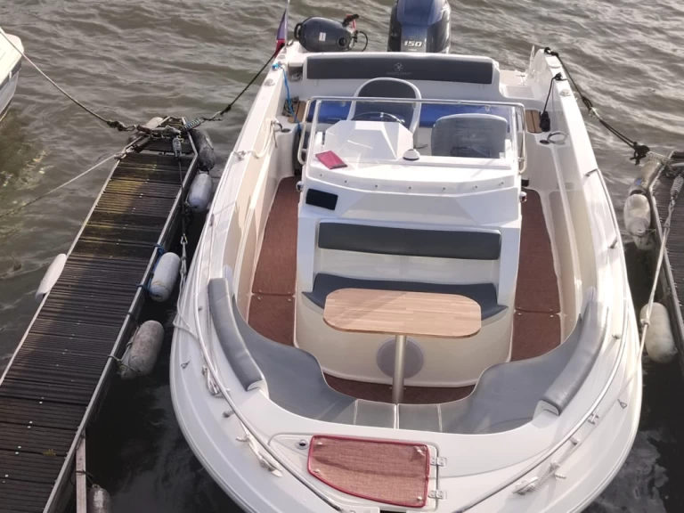 Motorówka do wynajmu w Paris w najlepszej cenie