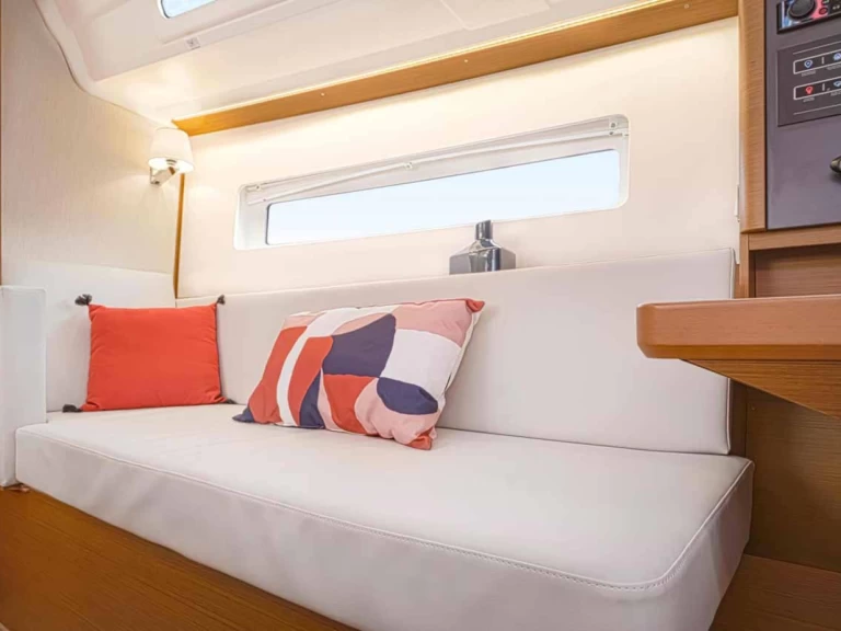 Wynajem Żaglowiec Jeanneau z patentem 