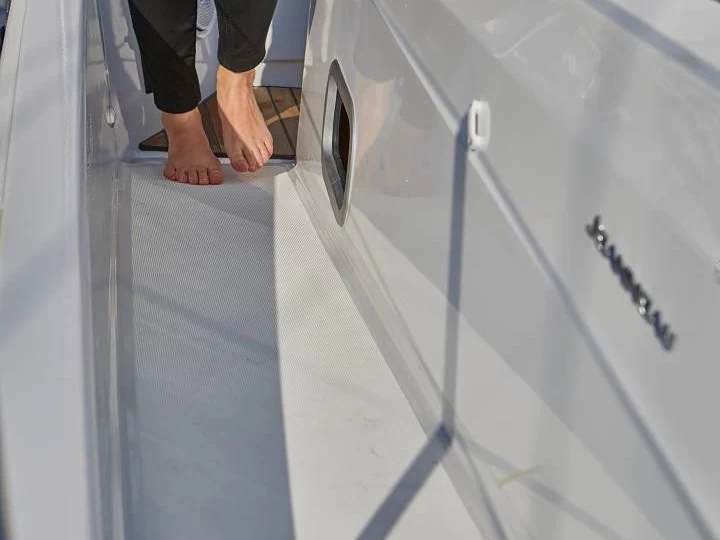 Wynajem Żaglowiec Jeanneau z patentem 