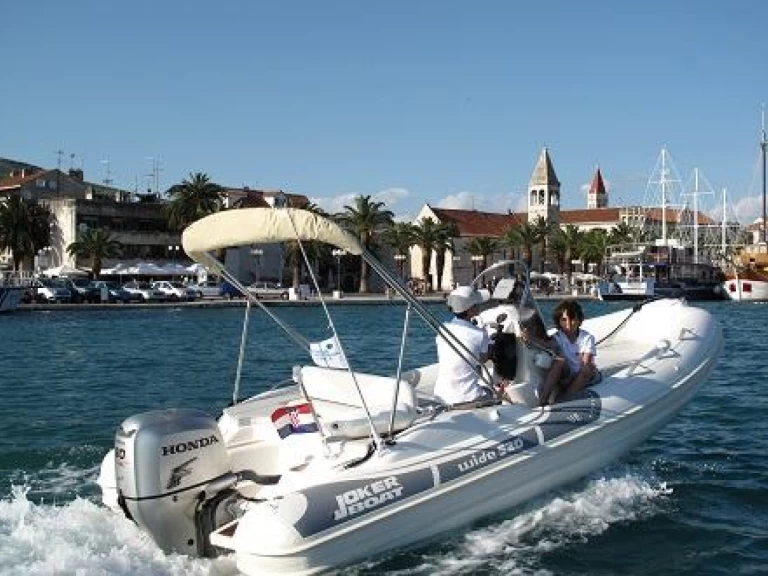 Łódż półsztywna do wynajmu w Aci Castello w najlepszej cenie