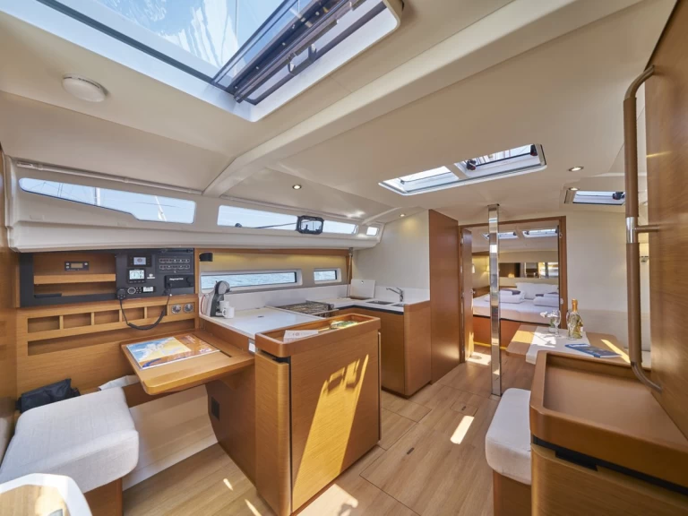 Wynajem Żaglowiec Jeanneau z patentem 