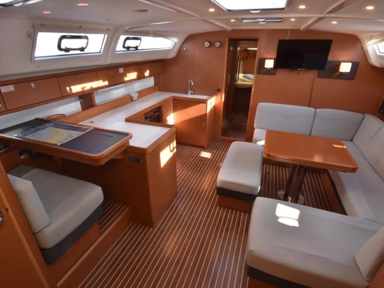 Wynajem Żaglowiec Bavaria z patentem 